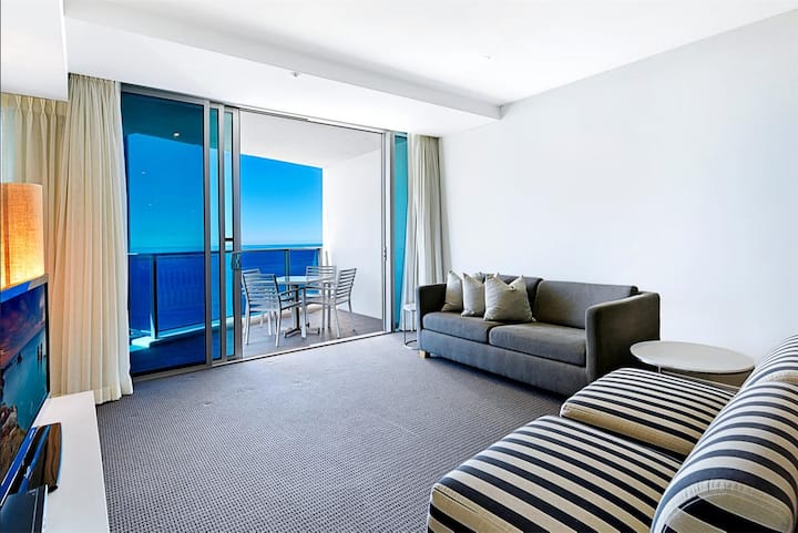 宽敞的客厅空间。 美丽的海景，阳光明媚，干净舒适；度假、家庭聚会是合适的。