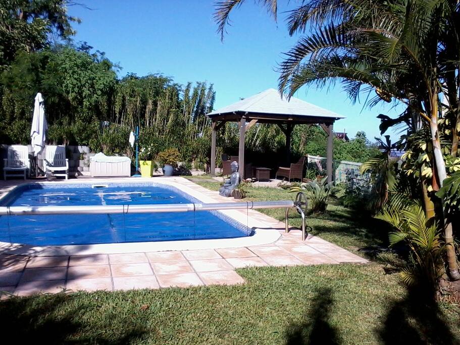 Piscine et kiosque vue sur l'océan