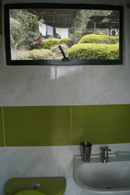 Baño con vista al paisaje y hamacas