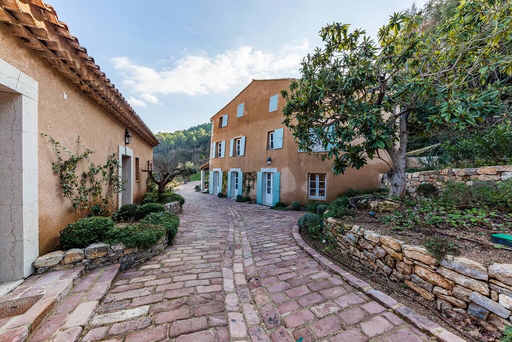 Vue sur le Hameau. A droite: maison principale, à gauche: maison 2