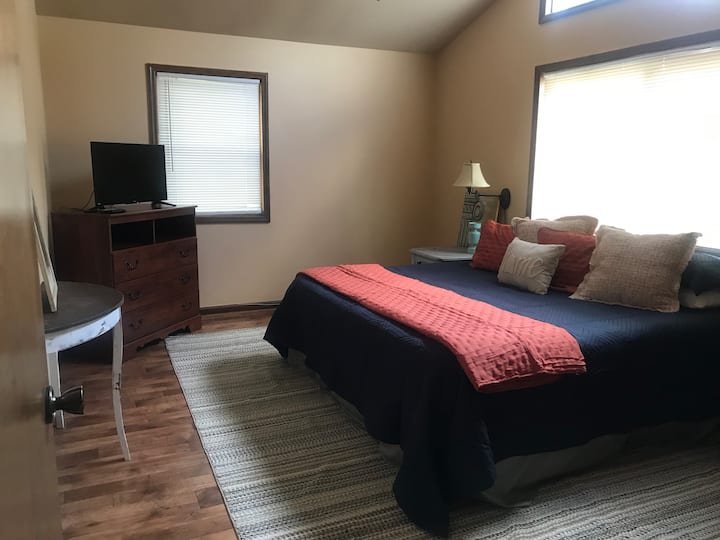 غرفة نوم رئيسية بسرير بمقاس كينج وحمام كامل ملحق.