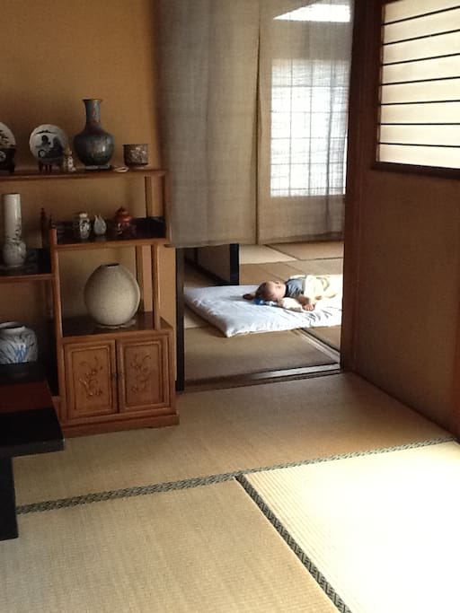 広い畳でお休みください。家に子供は住んでいません、ご心配なく。