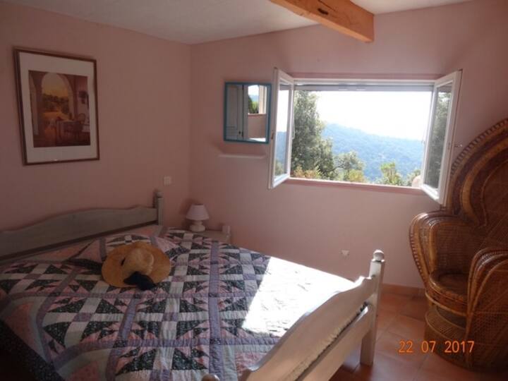 Dormitorio no 1 con cama de 140 x 190 cm