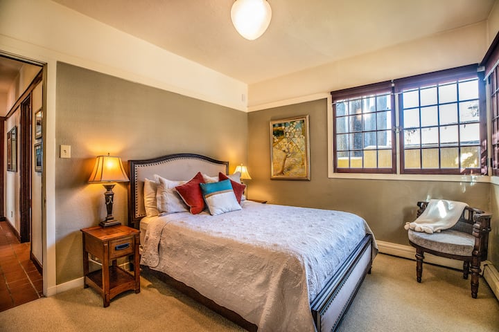 חדר שינה זוגי עם מיטת קווין סיי