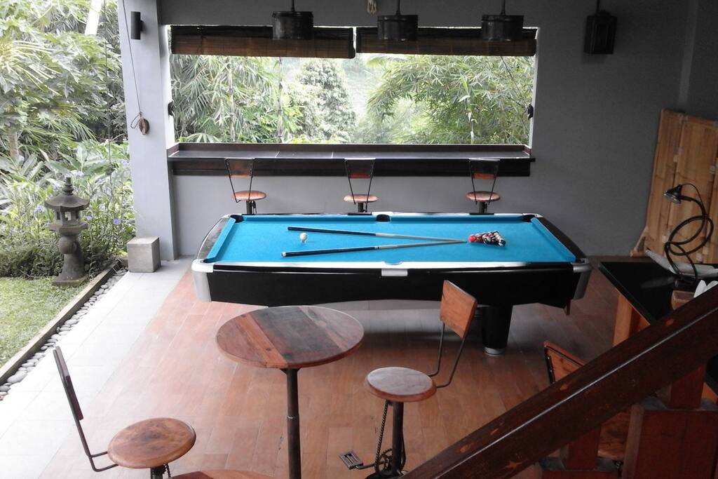 Complimentary Billiard