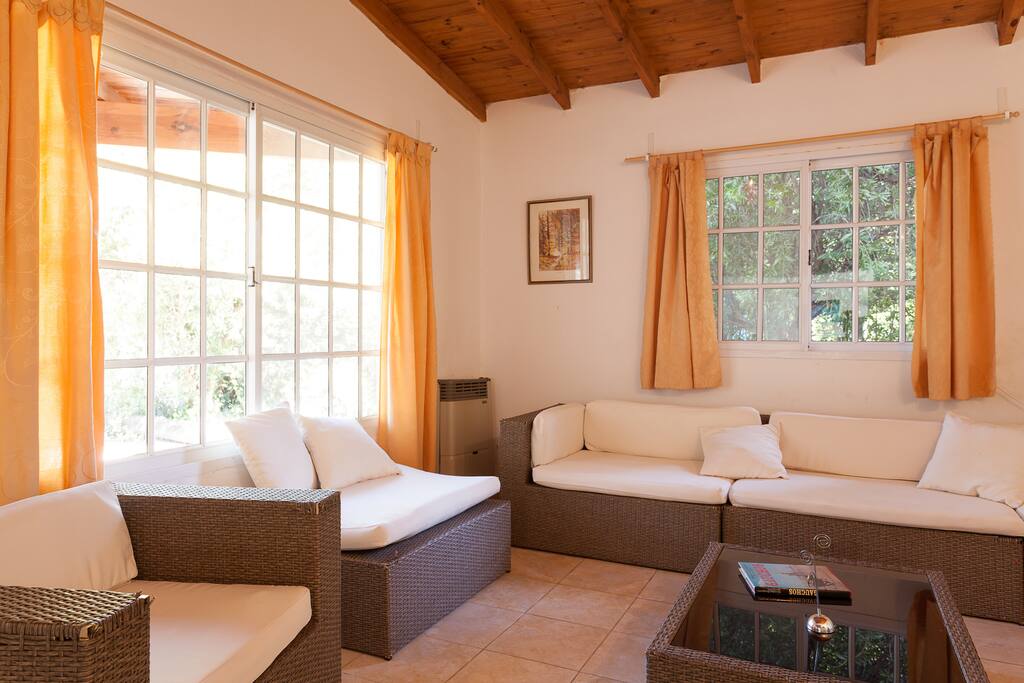 "Es una hermosa casa con un patio enorme y piscina, ideal para ir con niños!! Hemos pasado unos dias estupendos!!!!!" Mireia.