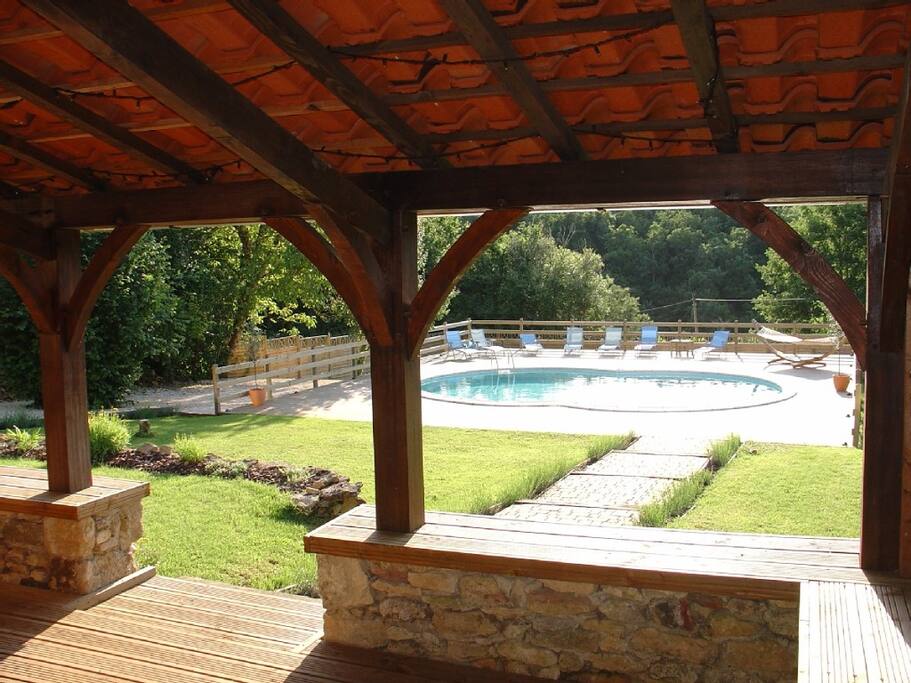 la piscine vue depuis la terrasse couverte