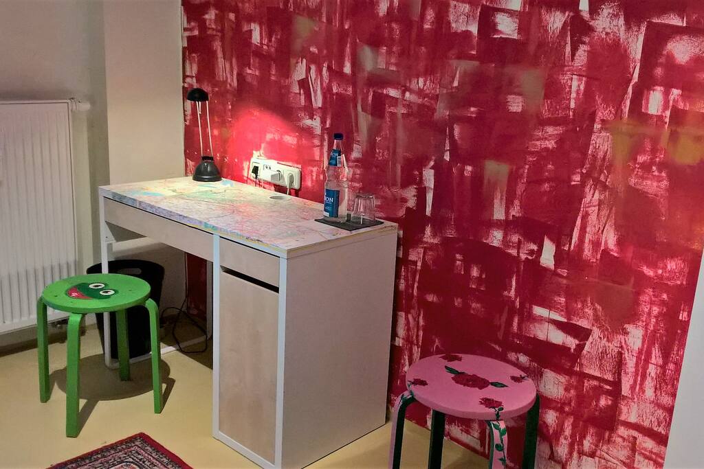 Kleiner Schreibtisch.