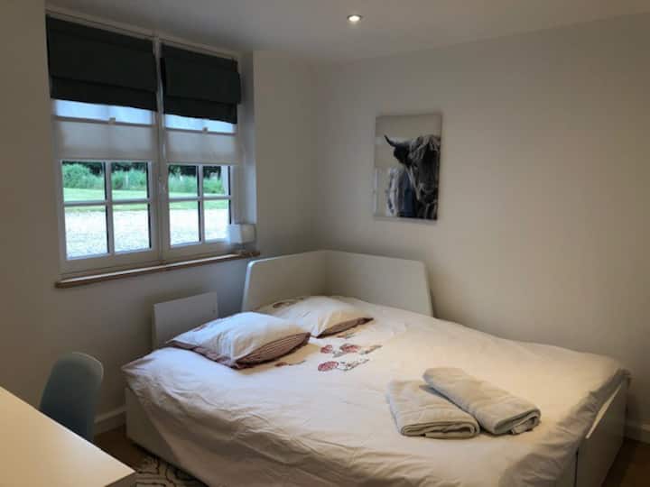 חדר הגינה מוכן לאירוח זוג.