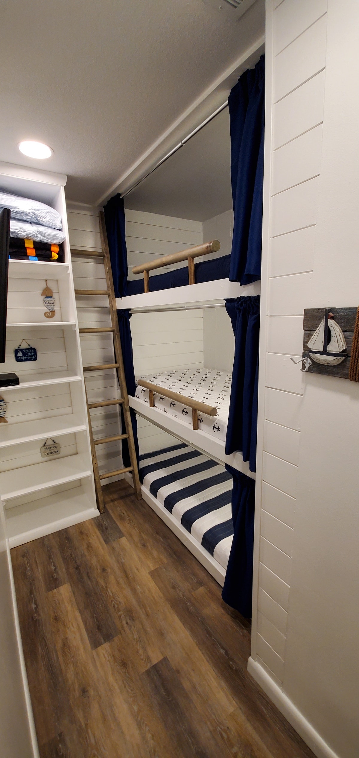 Super zábavná trojlôžková poschodová izba so 40-palcovou inteligentnou televíziou a digitálnym videorekordérom