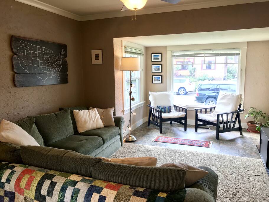Livingroom and some quality chairs for dinking coffee and watching the world walk by
