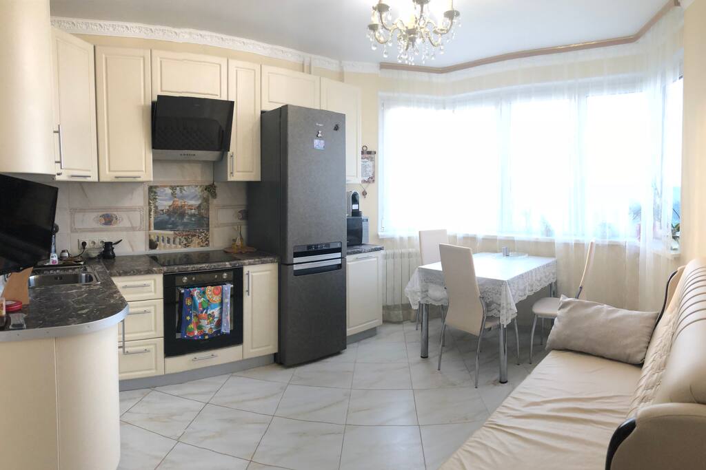 Просторна кухня. Spacious kitchen