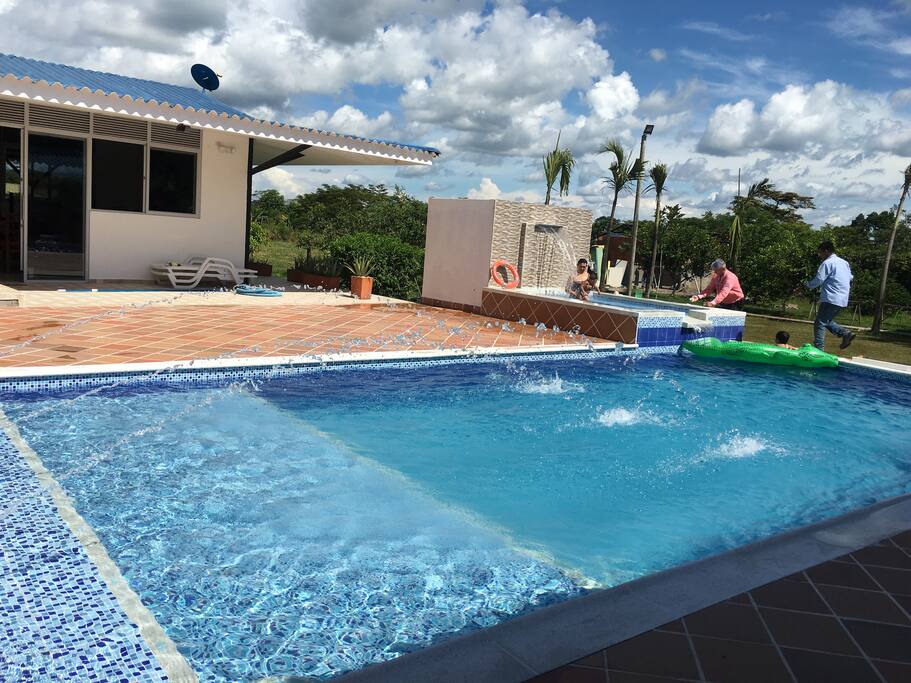 Piscina y jacuzzi