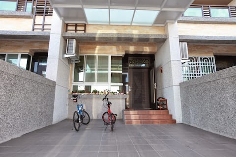 Three bedrooms and three bathrooms/7-person small building/Taitung City/near Dusk Market/Tiehua Vill