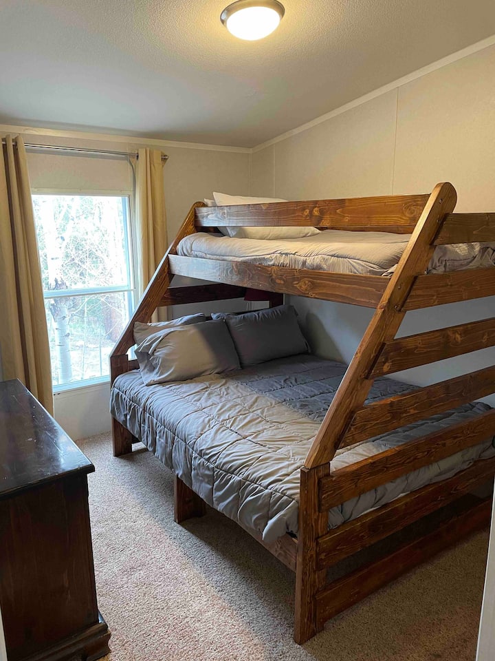 Dormitorio de invitados - cama queen (litera inferior) + cama doble (litera superior)