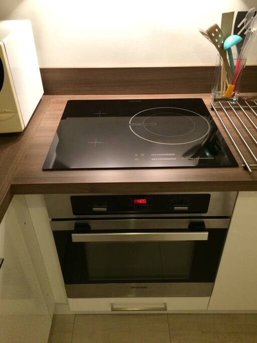 Cuisine équipée d'un four et d'une plaque à induction