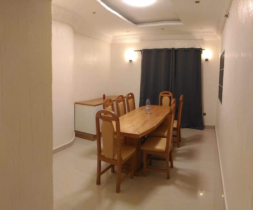 salle a manger avec table et 8 chaises