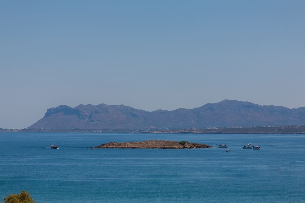Θέα στο απέραντο γαλάζιο από το μπαλκόνι μας!! - View to the endless blue from our balcony !!