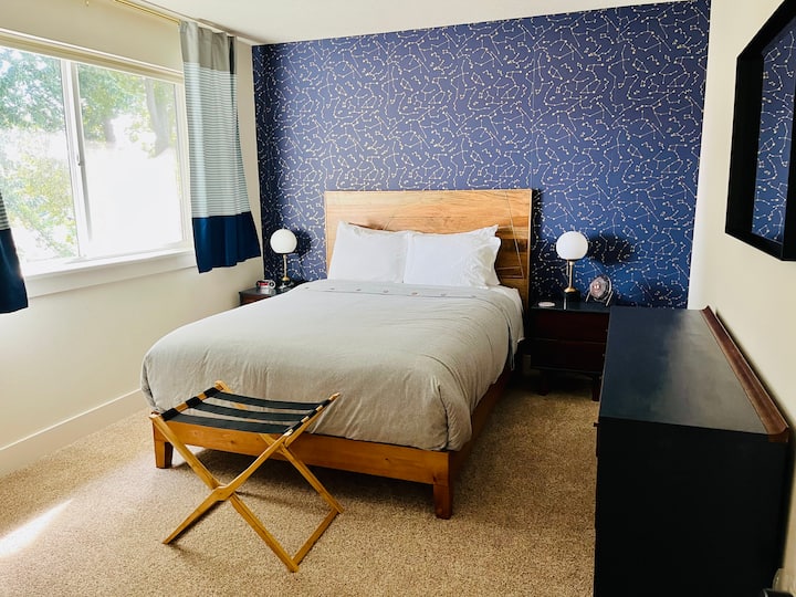 غرفة نوم في الطابق العلوي بسرير بحجم كبير 