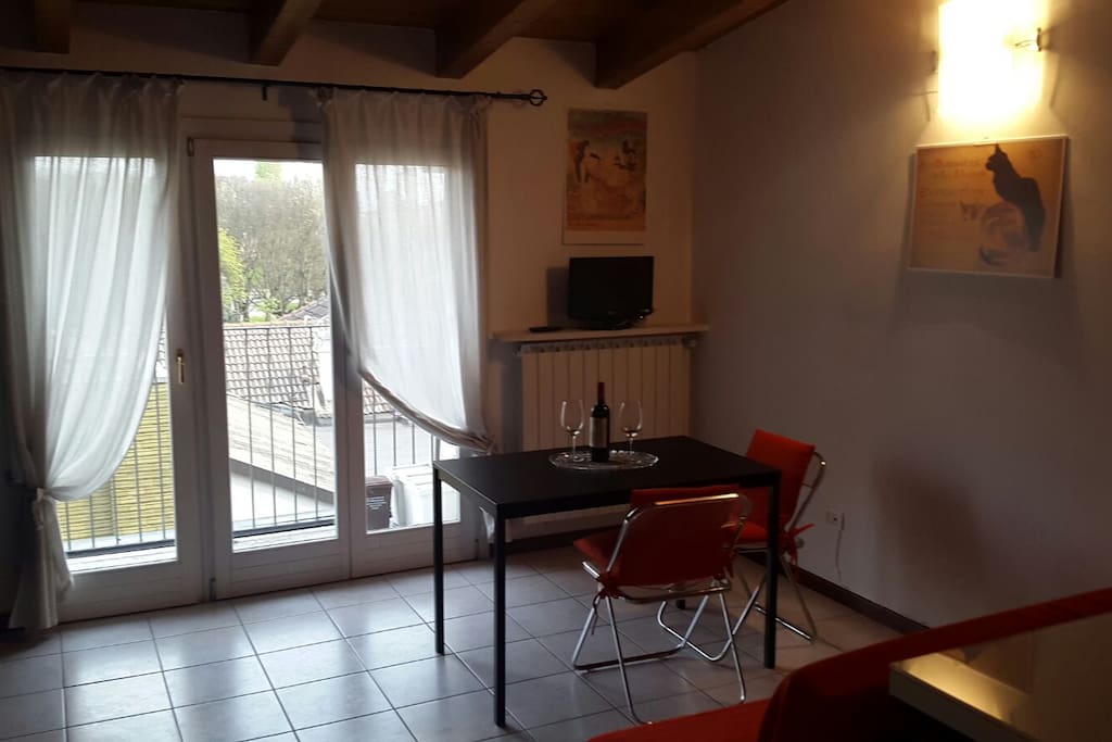 balcone del soggiorno, tavolo pranzo, TV