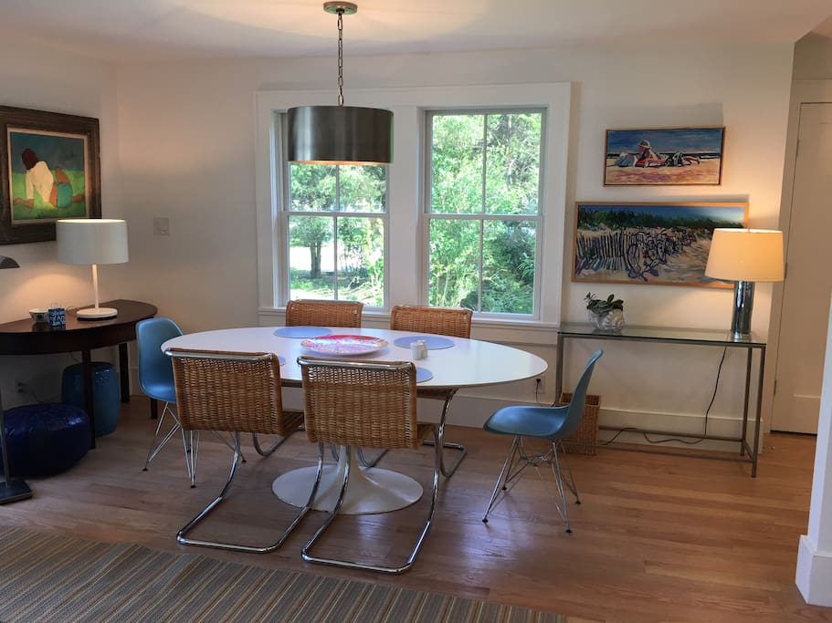 dining area comfortably seats 6