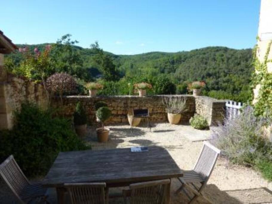 Terrasse avec vue. jardin et pré en contrebas