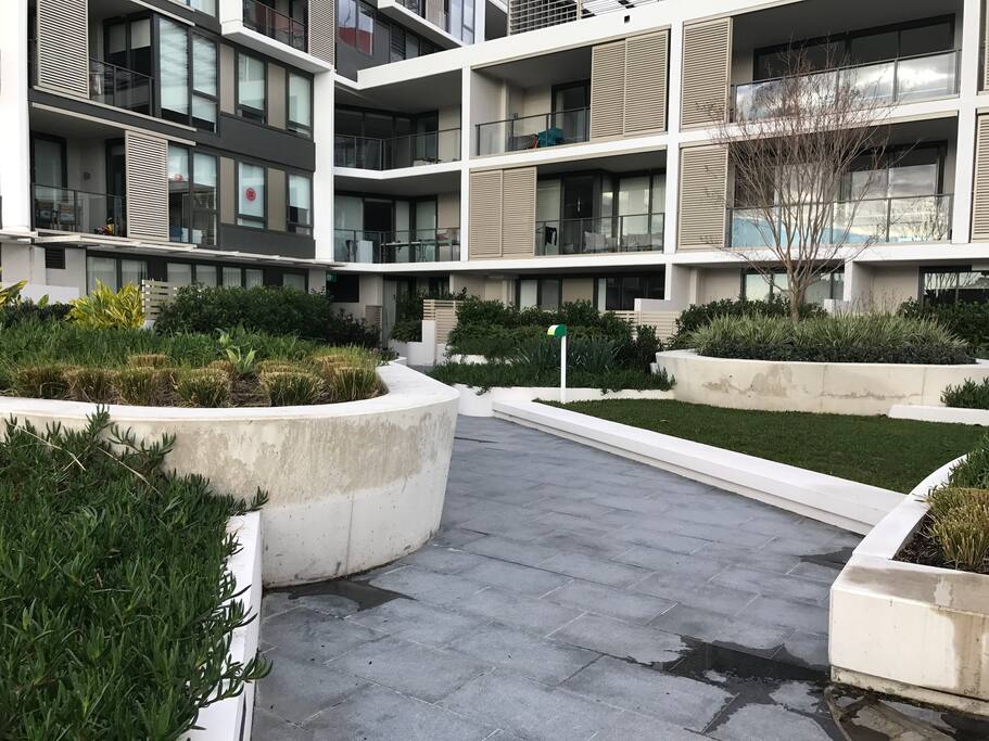 take a picture of my apartment when I stand outside