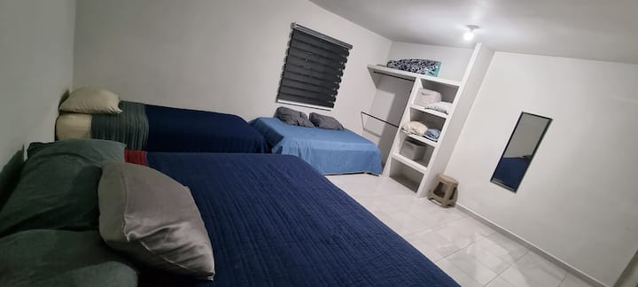 Dubbelsäng med kingsize-säng, 1 enkelsäng och 1 kamera med 2 en