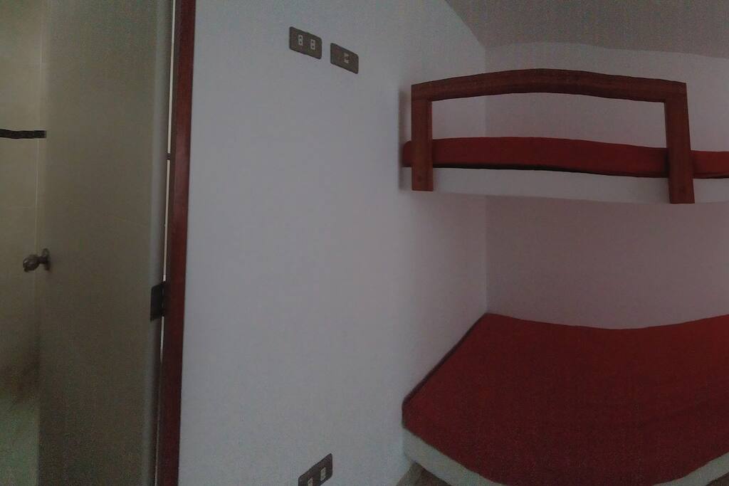 1er piso, 3 camarotes y baño completo adentro