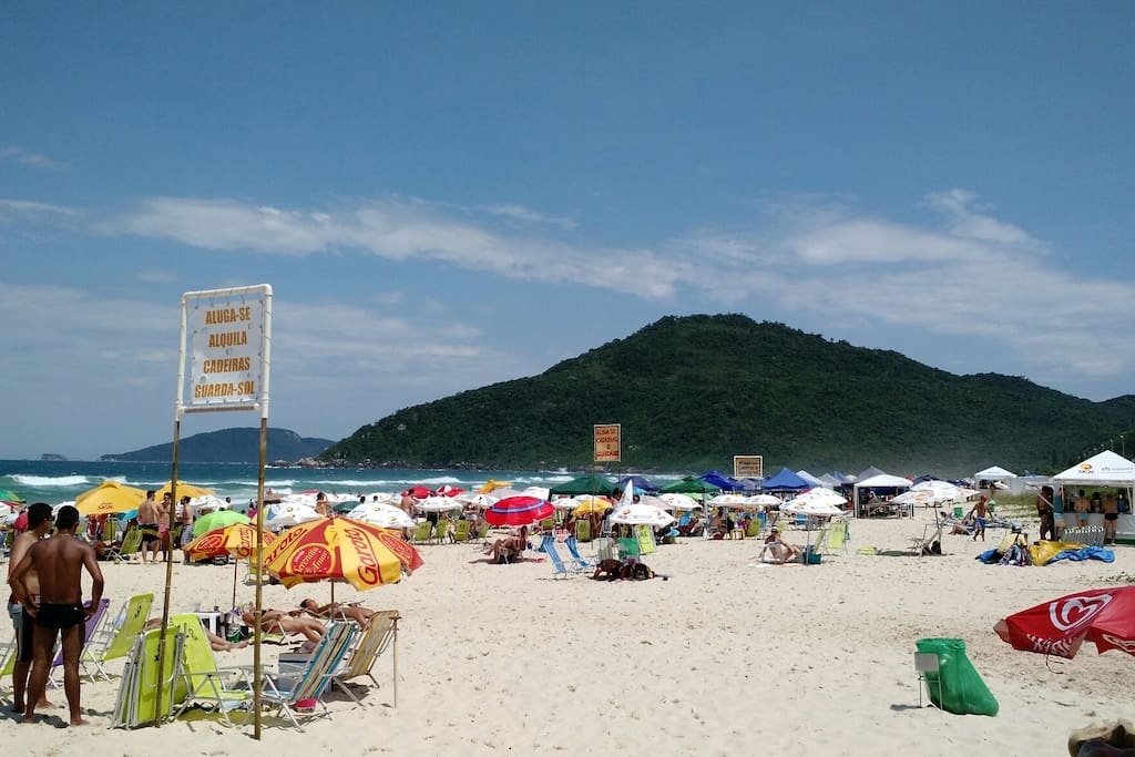A playa es alguns passo del condomínio, su areia blanca, e su águas límpidas , es o destaque de lá playa .