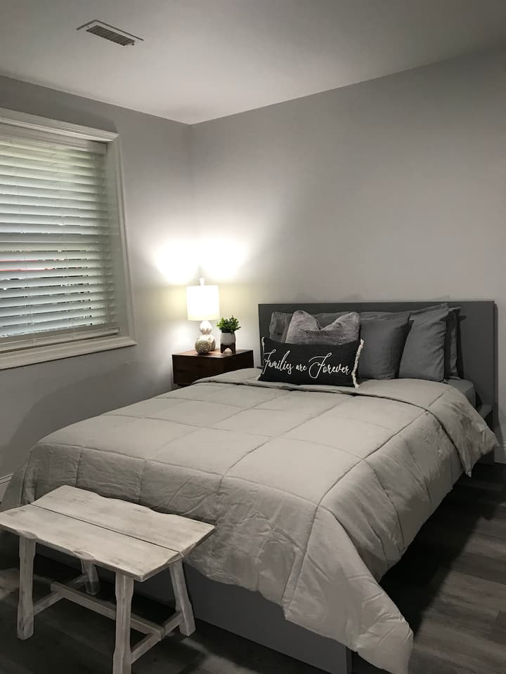 Vlastná spálňa s manželskou posteľou a šatníkom so žehličkou/žehliacou doskou. 