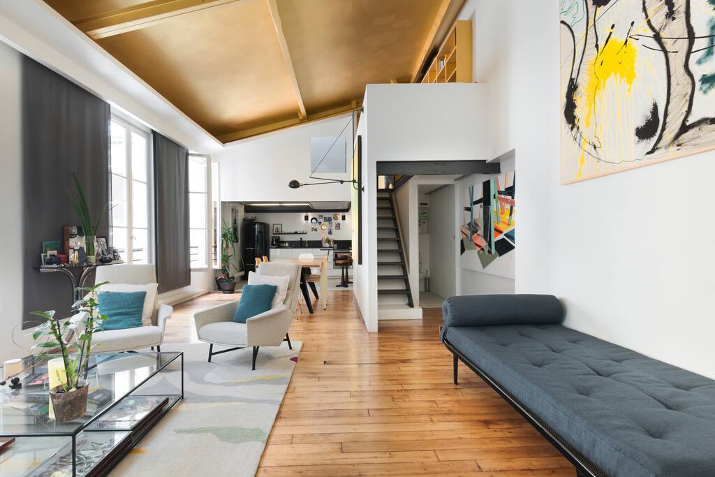 Living room and access to the guest room