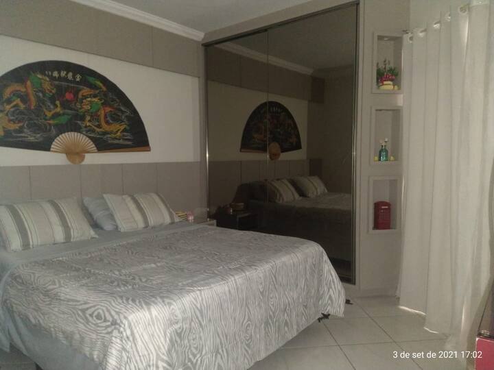 Room 1 , Suite.
Letto matrimoniale, mobili su misura, tv , bagno e aria condizionata separata.
Accesso al balcone.