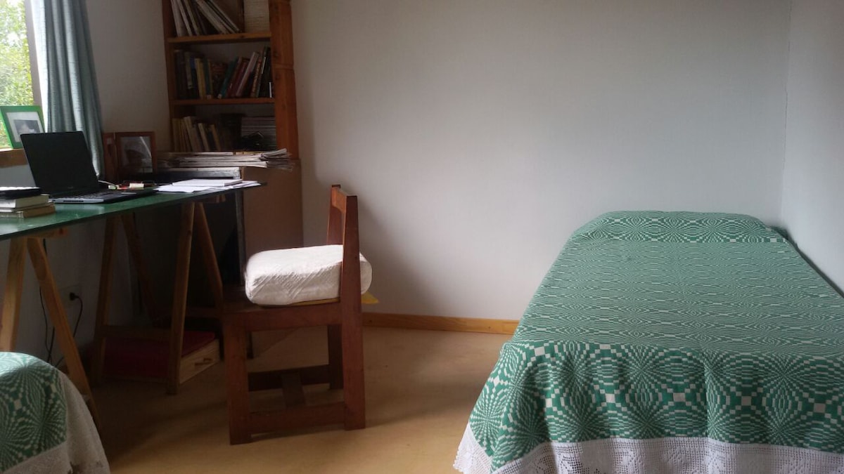 Habitación de arriba. Dos camas individuales y escritorio.