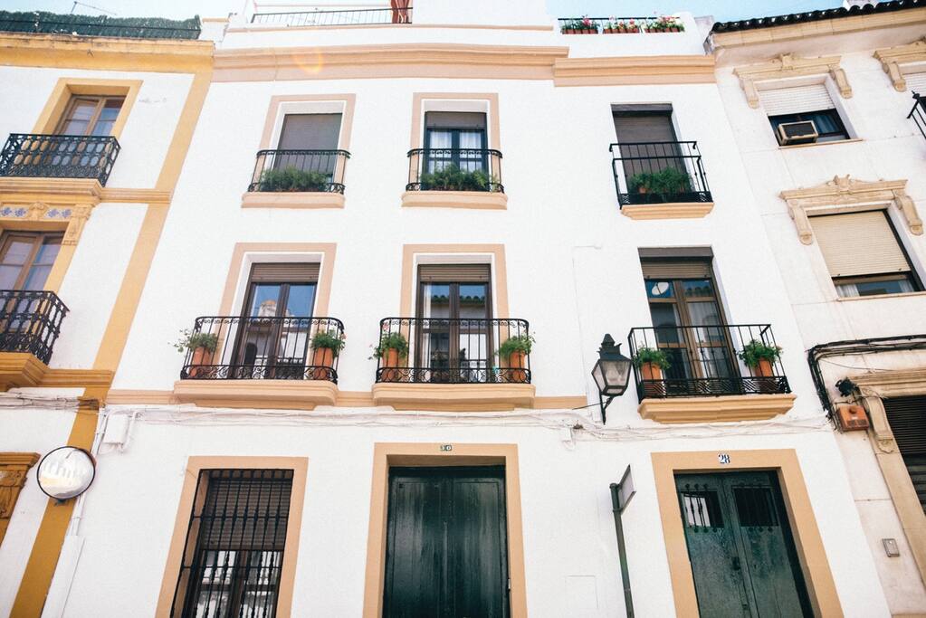 Exterior de la casa con flores