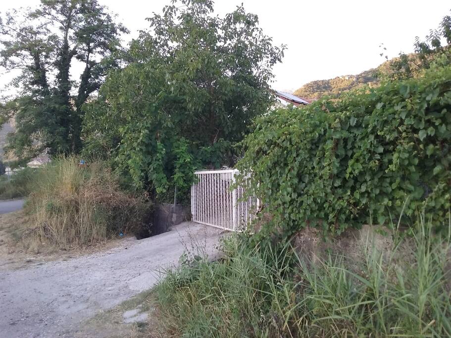 Sea Cottage gate, from the Adriatic main road