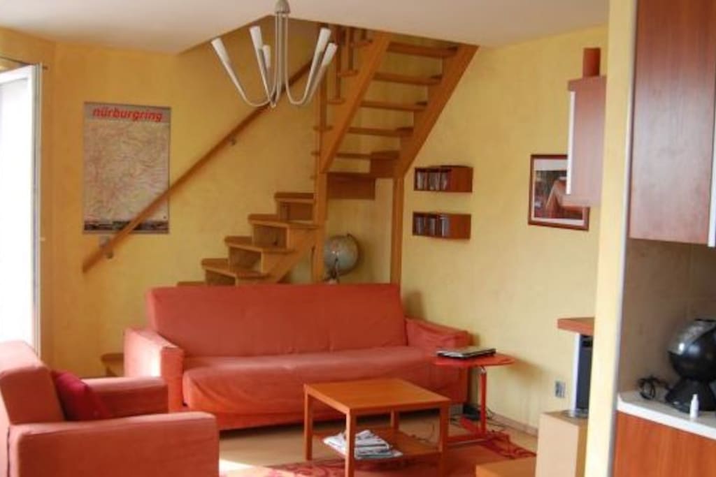 Na pierwszym poziomie mieszkania znajduje się salon, kuchnia, łazienka z kabiną prysznicową, na piętrze dwa pokoje, pralnia, garderoba.