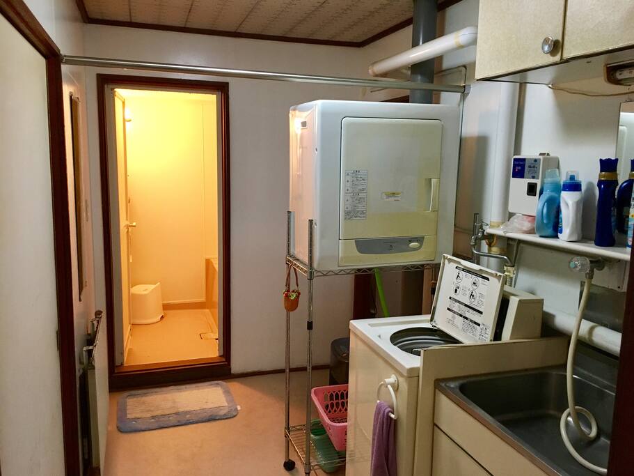 ランドリールームには、コイン式全自動洗濯と乾燥機を用意しております。洗剤等をゲスト用に用意しております。
Coin operated fully automatic washing and dryer are available in the laundry room. Detergents etc are prepared for guests.