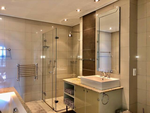 Cape Royale Green Point 2 Bedroom Apartment gallery image 5