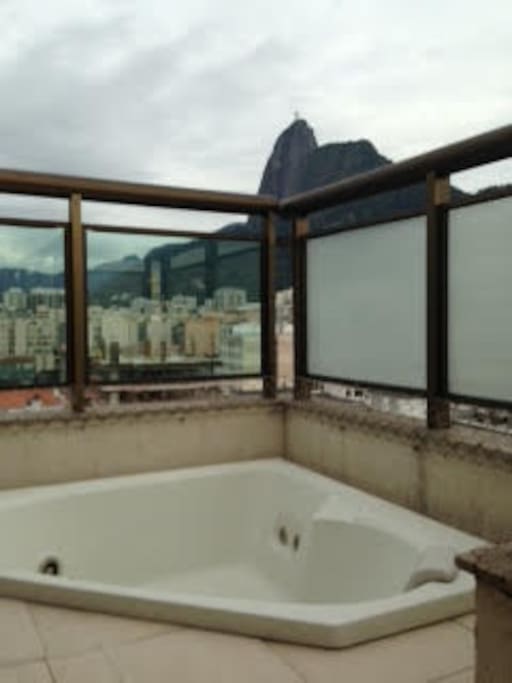 Área externa com vista para o Corcovado, com hidromassagem abaixo