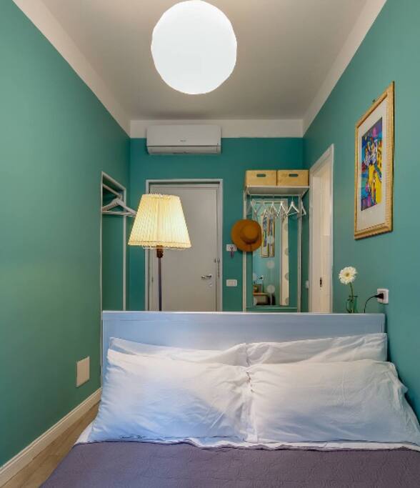 cozy room, double bed (french size) with en-suite bathroom, balcony and air conditioning/ camera doppia (letto alla francese) con bagno privato, balcone e condizionatore/ habitación doble con baño privado, balcon y aire acondicionado.