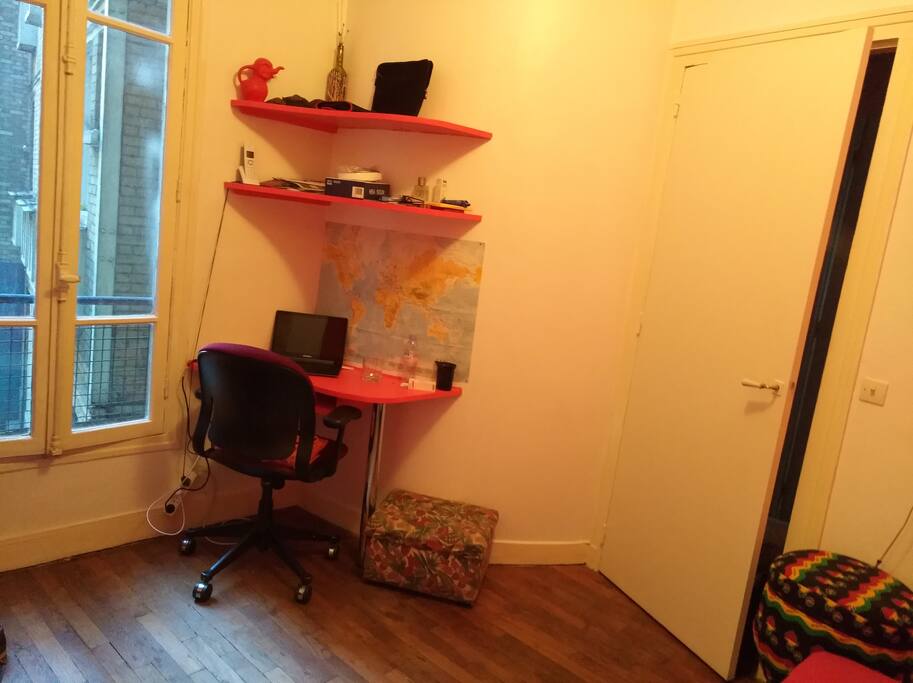 Coin bureau chambre rouge