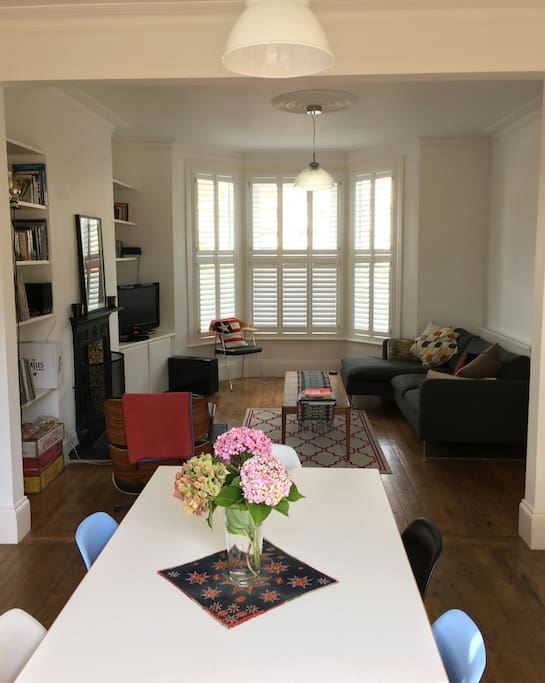 Open plan living & dining space