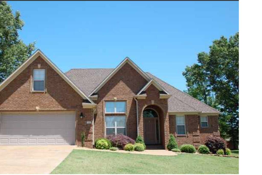 52 Edgewater Cv - Garage Available