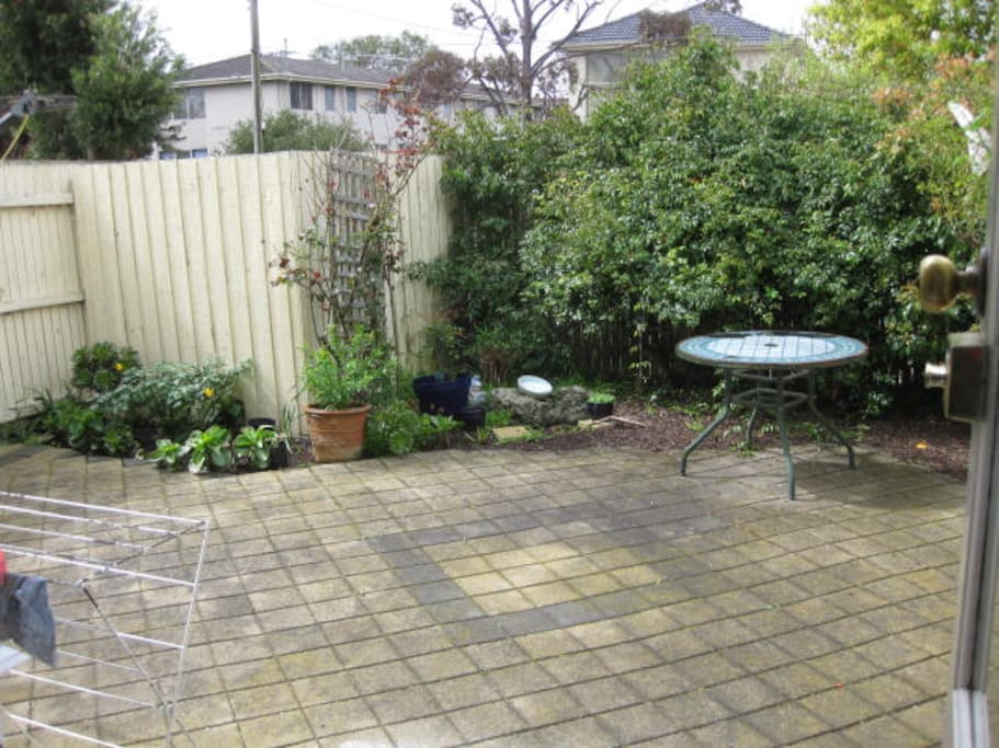Tidy front yard to enjoy coffee or bbq
