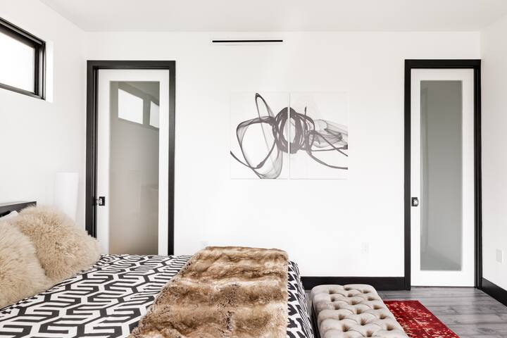 Walk to the Hollywood Bowl from a New House with a Jacuzzi gallery image 4