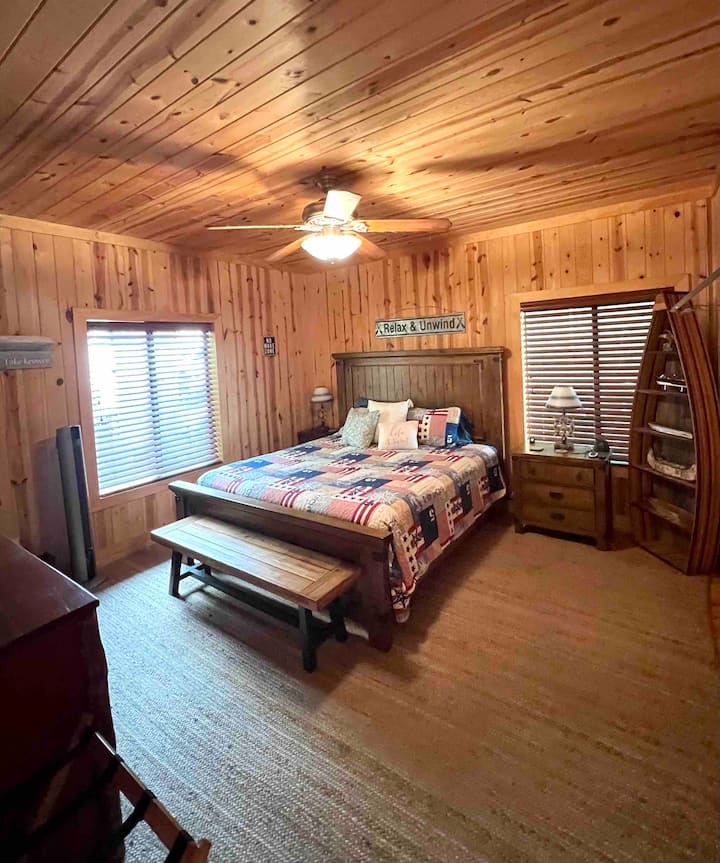 Loď sa nachádza na hlavnom poschodí. Veľká manželská posteľ King, nočné stolíky s lampami a televízor s plochou obrazovkou.
