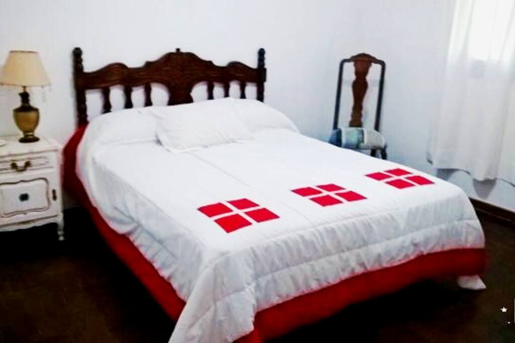 Dormitorio con vista al parque, muy luminoso.