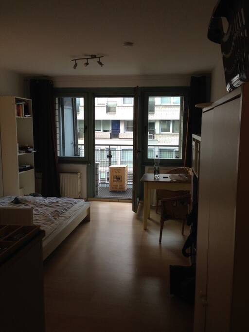 Der Wohnraum mit Blick auf den Balkon