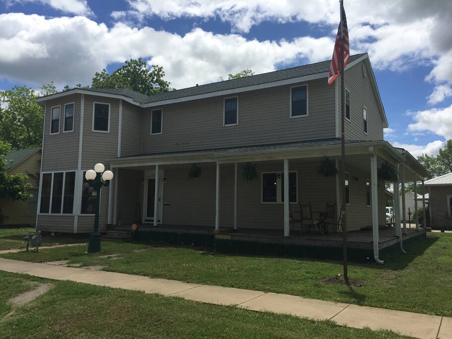 The Flamingo's Nest near Pioneer Woman Mercantile Houses for Rent in